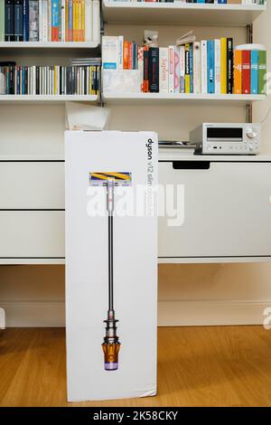 Paris, France - 16 juillet 2022 : boîte en carton pleine contenant le nouvel aspirateur sans fil à piles de Dyson V12 SLIM Absolute avec étagères Vitsoe en arrière-plan Banque D'Images