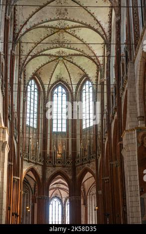 Allemagne, Lübeck - 13 juillet 2022: Marienkirche. Plafond décoré au-dessus de l'abside et du choeur côté est avec des fenêtres et quelques peintures sur les murs et les piliers Banque D'Images