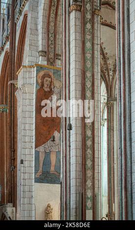 Allemagne, Lübeck - 13 juillet 2022: Marienkirche. Peinture sur le pilier de Saint Joseph tenant le bébé Jésus, au-dessus de la statue de Madonna, Marie et enfant. Beaucoup de Banque D'Images