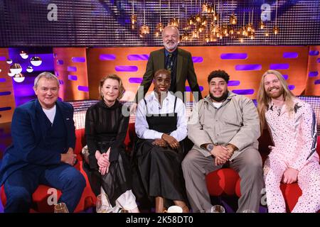 USAGE ÉDITORIAL SEULEMENT (de gauche à droite assis) Hugh Bonneville, Lesley Manville, Lashana Lynch, Big Zuu et Sam Ryder avec l'hôte Graham Norton, pendant le tournage du Graham Norton Show, au BBC Studioworks 6 Television Center, Wood Lane, Londres, devant être diffusé sur BBC One vendredi soir. Date de la photo: Jeudi 6 octobre 2022. Banque D'Images