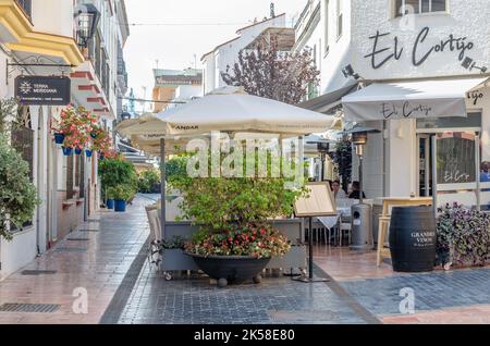 ESTEPONA, ESPAGNE - 12 OCTOBRE 2021 : rues étroites dans le centre d'Estepona, ville andalouse typique, avec des maisons blanches ornées de fleurs colorées Banque D'Images