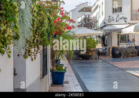 ESTEPONA, ESPAGNE - 12 OCTOBRE 2021 : rues étroites dans le centre d'Estepona, ville andalouse typique, avec des maisons blanches ornées de fleurs colorées Banque D'Images