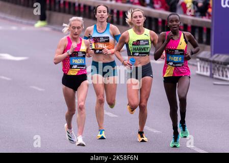 Stephanie Twell et Rose Harvey dans la course TCS London Marathon 2022 Elite Women à Tower Hill, City of London, Royaume-Uni. Allure 5 et allure 6 Banque D'Images