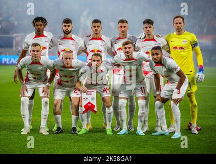 Leipzig, Allemagne. 05th octobre 2022. Football: Ligue des Champions, Groupe F, Matchday 3, RB Leipzig - Celtic. Les joueurs de Leipzig font la queue pour la photo de groupe, au premier rang (l-r) David Raum, Xaver Schlager, Kevin Kampl, Timo Werner, Christopher Nkunku et au dernier rang (l-r) Mohamed Simakan, Josko Gvardiol, Andre Silva, Willi Orban, Dominik Szoboszlai et le gardien de but Peter Gulacsi. Credit: Jan Woitas/dpa/Alay Live News Banque D'Images