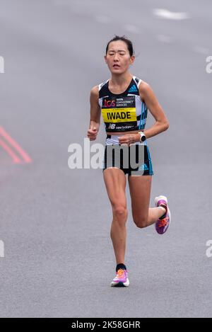 REIA Iwade dans la course TCS London Marathon 2022 Elite Women à Tower Hill, City of London, Royaume-Uni. Athlète japonaise Banque D'Images