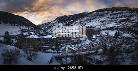 El Tarter village après le crépuscule ou la nuit chute avec la dernière lumière du soleil éclairant les sommets des Pyrénées, Grandvalira, Andorre Banque D'Images