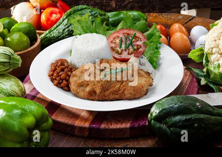 Steak pané avec salade de riz et de haricots Banque D'Images