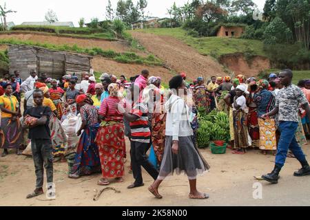 Route 7 Bujumbura à la source du Nil blanc, Burundi. Marché alimentaire de Nyabiraba où les habitants achètent des aliments moins chers et vendent à des prix plus élevés à Bujumbura. Banque D'Images