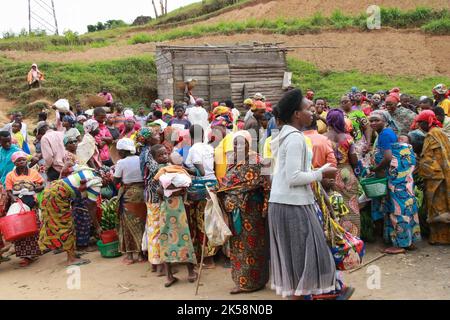 Route 7 Bujumbura à la source du Nil blanc, Burundi. Marché alimentaire de Nyabiraba où les habitants achètent des aliments moins chers et vendent à des prix plus élevés à Bujumbura. Banque D'Images