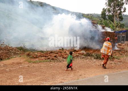 Route 7 Bujumbura à la source du Nil blanc, Burundi. Banque D'Images