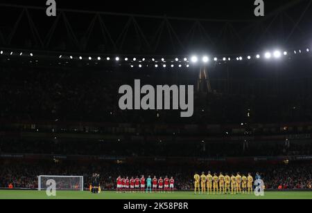 Londres, Angleterre, 6th octobre 2022. Les joueurs, le personnel, les officiels et les fans prennent part à un moment de silence à la mémoire des victimes des événements tragiques du stade Kanjuruhan en Indonésie avant le match de l'UEFA Europa League au stade Emirates, à Londres. Le crédit photo devrait se lire: Paul Terry / Sportimage Banque D'Images