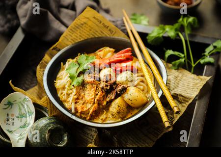 Curry Laksa. Soupe de nouilles Peranakan aux fruits de mer dans une soupe épicée de lait de coco de Singapour Banque D'Images