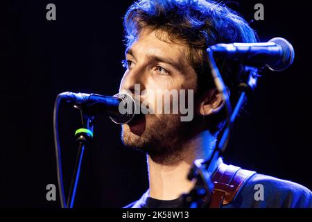 Milan, Italie. 06th octobre 2022. Le chanteur/compositeur Cartwright se produit en direct à l'ouverture d'Alcatraz à Tom Odell. Crédit : SOPA Images Limited/Alamy Live News Banque D'Images