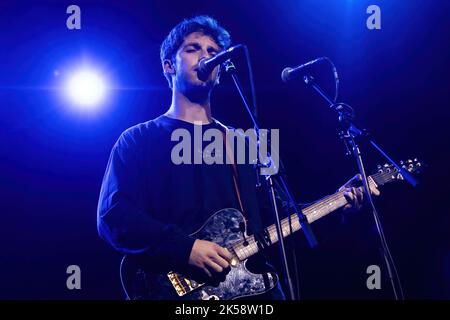 Milan, Italie. 06th octobre 2022. Le chanteur/compositeur Cartwright se produit en direct à l'ouverture d'Alcatraz à Tom Odell. Crédit : SOPA Images Limited/Alamy Live News Banque D'Images