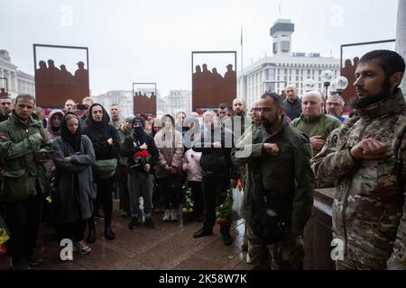 Les soldats ukrainiens respectent Roman Kosenko, surnommé Yashka, qui est mort lors des combats avec les troupes russes à Izium, dans l'est de l'Ukraine, lors de la cérémonie funéraire sur la place de l'indépendance à Kiev. Banque D'Images