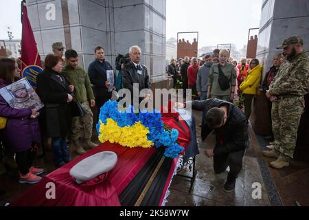 Des soldats et des parents ukrainiens pleurent au cercueil avec le corps de Roman Kosenko, surnommé Yashka, qui est mort lors des combats avec les troupes russes à Izium, dans l'est de l'Ukraine, lors de la cérémonie funéraire sur la place de l'indépendance à Kiev. Banque D'Images