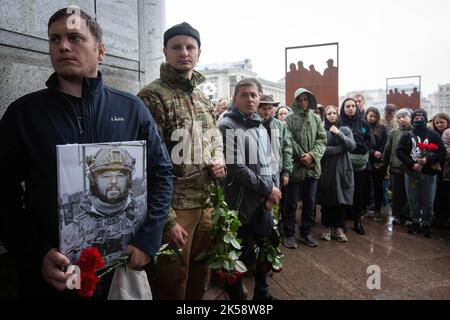 Les soldats ukrainiens respectent Roman Kosenko, surnommé Yashka, qui est mort lors des combats avec les troupes russes à Izium, dans l'est de l'Ukraine, lors de la cérémonie funéraire sur la place de l'indépendance à Kiev. Banque D'Images
