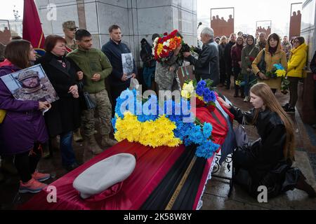 Des soldats et des parents ukrainiens pleurent au cercueil avec le corps de Roman Kosenko, surnommé Yashka, qui est mort lors des combats avec les troupes russes à Izium, dans l'est de l'Ukraine, lors de la cérémonie funéraire sur la place de l'indépendance à Kiev. Banque D'Images