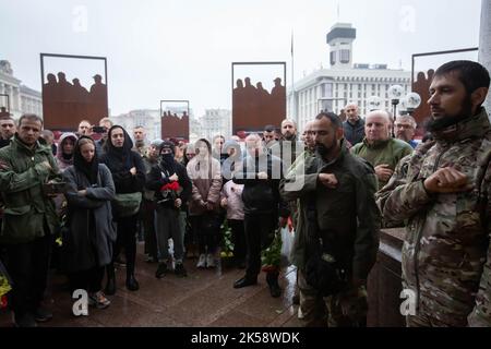 Kiev, Ukraine. 18th septembre 2022. Les soldats ukrainiens respectent Roman Kosenko, surnommé Yashka, qui est mort lors des combats avec les troupes russes à Izium, dans l'est de l'Ukraine, lors de la cérémonie funéraire sur la place de l'indépendance à Kiev. (Photo par Oleksii Chumachenko/SOPA image/Sipa USA) crédit: SIPA USA/Alay Live News Banque D'Images