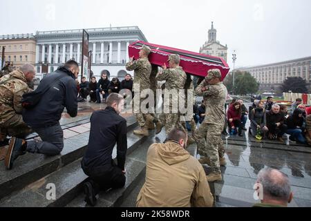 Kiev, Ukraine. 18th septembre 2022. Les soldats ukrainiens portent un cercueil avec le corps du kosenko romain, surnommé Yashka, qui est mort lors des combats avec les troupes russes à Izium, dans l'est de l'Ukraine, lors de la cérémonie funéraire sur la place de l'indépendance à Kiev. (Photo par Oleksii Chumachenko/SOPA image/Sipa USA) crédit: SIPA USA/Alay Live News Banque D'Images