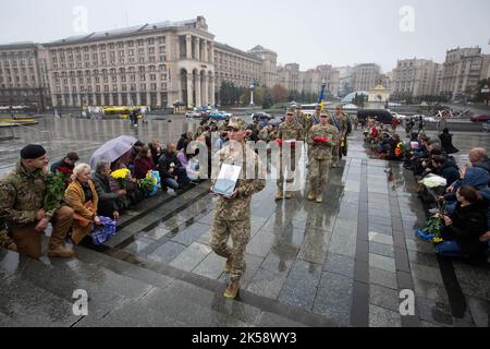 Kiev, Ukraine. 18th septembre 2022. Les soldats ukrainiens portent le portrait et les prix militaires de Roman Kosenko, surnommé Yashka, qui est décédé lors des combats avec les troupes russes à Izium, dans l'est de l'Ukraine, lors de la cérémonie funéraire sur la place de l'indépendance à Kiev. (Credit image: © Oleksii Chumachenko/SOPA Images via ZUMA Press Wire) Banque D'Images