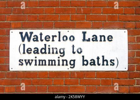 Panneau de direction des bains de natation vintage, Waterloo Lane, Chelmsford, Essex, Angleterre, Royaume-Uni Banque D'Images