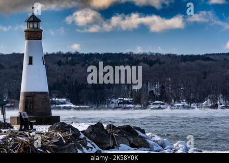 Photo d'hiver de l'après-midi du phare de Myers point à Myers Park à Lansing NY, comté de Tompkins. Le phare est situé sur la rive de Cayuga L. Banque D'Images