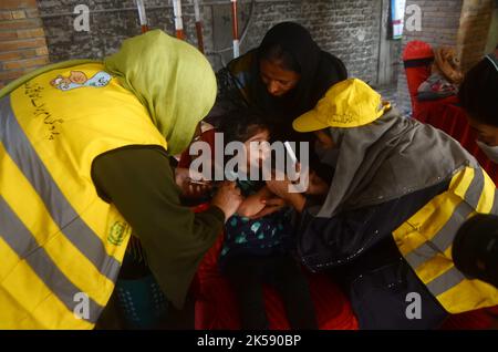 Peshawar, Khyber Pakhtunkhwa, Pakistan. 6th octobre 2022. Un étudiant reçoit un vaccin contre la fièvre typhoïde au cours d'une campagne de vaccination à Peshawar, sur la route de la guerre de l'école modèle de Peshawar. Selon le département de santé, tous les enfants âgés de 9 mois à 15 ans seront vaccinés au cours de la première phase de la campagne. (Image de crédit : © Hussain Ali/Pacific Press via ZUMA Press Wire) Banque D'Images