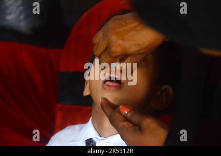 Peshawar, Pakistan. 06th octobre 2022. Un étudiant reçoit un vaccin contre la fièvre typhoïde au cours d'une campagne de vaccination à Peshawar, sur la route de la guerre de l'école modèle de Peshawar. Selon le département de santé, tous les enfants âgés de 9 mois à 15 ans seront vaccinés au cours de la première phase de la campagne. (Photo de Hussain Ali/Pacific Press) crédit: Pacific Press Media production Corp./Alay Live News Banque D'Images