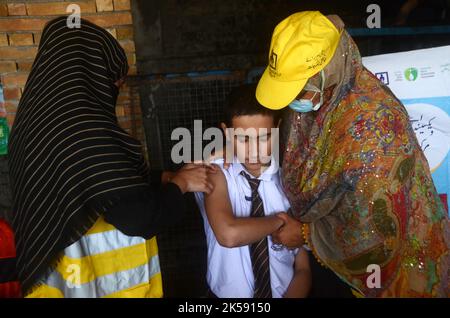 Peshawar, Pakistan. 06th octobre 2022. Un étudiant reçoit un vaccin contre la fièvre typhoïde au cours d'une campagne de vaccination à Peshawar, sur la route de la guerre de l'école modèle de Peshawar. Selon le département de santé, tous les enfants âgés de 9 mois à 15 ans seront vaccinés au cours de la première phase de la campagne. (Photo de Hussain Ali/Pacific Press) crédit: Pacific Press Media production Corp./Alay Live News Banque D'Images