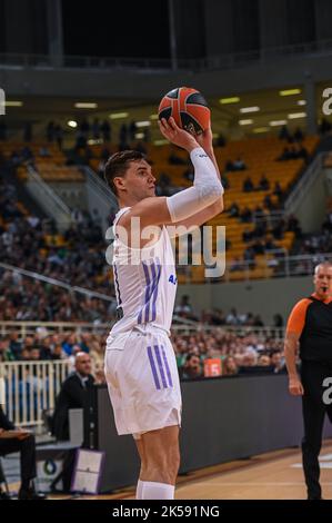 Athènes, Lombardie, Grèce. 6th octobre 2022. 11 MARIO HEZONJA du Real Madrid tir pendant le match de basketball EuroLeague de Turkish Airlines entre Panathinaikos Athènes BC et Real Madrid à l'arène OAKA ALTION sur 6 octobre 2022 à Athènes, Grèce. (Image de crédit : © Stefanos Kyriazis/ZUMA Press Wire) Banque D'Images