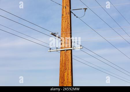 Colonne de service et lignes électriques haute tension stratifiées. Concept de maintenance, de réparation et de mise à niveau de l'infrastructure Banque D'Images