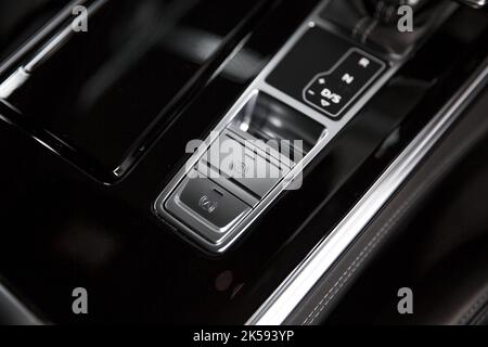 Une baguette de boîte de vitesses automatique de l'Audi RS6 2021 avec inserts en aluminium et garniture Alcantara noire avec console centrale et parking électronique noir brillant Banque D'Images