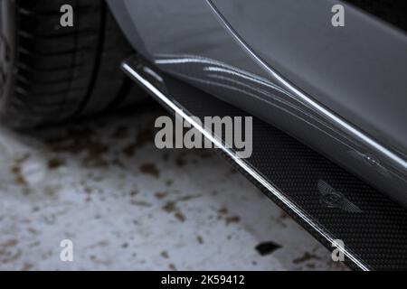 Logo de l'insigne Bentley Wings sur les jupes latérales en fibre de carbone en option d'Une épi volant Bentley 2022 Banque D'Images