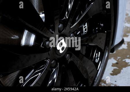 Le badge de roue avant sur la roue avant en alliage noir brillant d'Une épi volant Bentley 2022 Banque D'Images