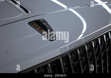 L'insigne de capot noir brillant Bentley à l'avant d'Un insigne noir d'épi volant Bentley 2022 avec grilles de capot noires Banque D'Images