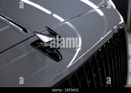 Les ailes Bentley Flying B à l'avant d'Un insigne noir d'épi volant Bentley 2022 avec grilles noires de capot Banque D'Images