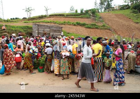 Route 7 Bujumbura à la source du Nil blanc, Burundi. Marché alimentaire de Nyabiraba où les habitants achètent des aliments moins chers et vendent à des prix plus élevés à Bujumbura. Banque D'Images