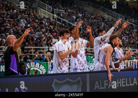 Athènes, Lombardie, Grèce. 6th octobre 2022. Real Madrid joueurs de banc en action pendant le match de basket-ball EuroLeague Turkish Airlines entre Panathinaikos BC et Real Madrid à l'arène OAKA ALTION sur 6 octobre 2022 à Athènes, Grèce. (Image de crédit : © Stefanos Kyriazis/ZUMA Press Wire) Banque D'Images