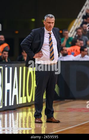 Athènes, Lombardie, Grèce. 6th octobre 2022. DEJAN RADONJIC entraîneur-chef de Panathinaikos Athènes BC en action pendant le match de basket-ball EuroLeague de Turkish Airlines entre Panathinaikos BC et Real Madrid à l'arène OAKA ALTION sur 6 octobre 2022 à Athènes, Grèce. (Image de crédit : © Stefanos Kyriazis/ZUMA Press Wire) Banque D'Images