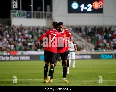 Nicosie, Chypre. 6th octobre 2022. Marcus Rashford (R) de Manchester United fête avec Cristiano Ronaldo après avoir obtenu son score lors d'un match de l'UEFA Europa League entre Omonia Nicosia et Manchester United au stade SGP de Nicosie, Chypre, le 6 octobre 2022. Credit: George Christophorou/Xinhua/Alay Live News Banque D'Images