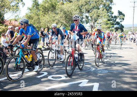 Magnus Sheffield, de Team USA, mange une musette lors de la course sur route Elite pour hommes, des championnats du monde de cyclisme sur route UCI, Wollongong, AUS Banque D'Images