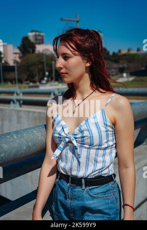 Un beau jeune redhead hispanique regardant à droite. Prise de vue moyenne, orientation portrait. Banque D'Images