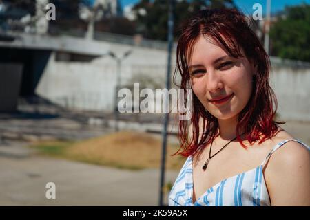 Portrait d'une jeune femme à tête rouge. Elle sourit légèrement. copyspace. Banque D'Images