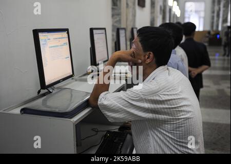 08.08.2012, Corée du Nord, Pjoengjang - les hommes devant les ordinateurs utilisent l'intranet à la salle d'étude des grandes personnes (Palais d'étude des grandes personnes), le c Banque D'Images