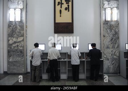 08.08.2012, Corée du Nord, Pjoengjang - les hommes devant les ordinateurs utilisent l'intranet à la salle d'étude des grandes personnes (Palais d'étude des grandes personnes), le c Banque D'Images