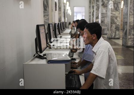08.08.2012, Corée du Nord, Pjoengjang - les hommes devant les ordinateurs utilisent l'intranet à la salle d'étude des grandes personnes (Palais d'étude des grandes personnes), le c Banque D'Images