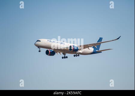 31.07.2022, Allemagne, Berlin - un Airbus A350-900 passagers de Turkish Airlines avec enregistrement TC-LGI sur l'approche de Berlin Brandenburg BER Banque D'Images