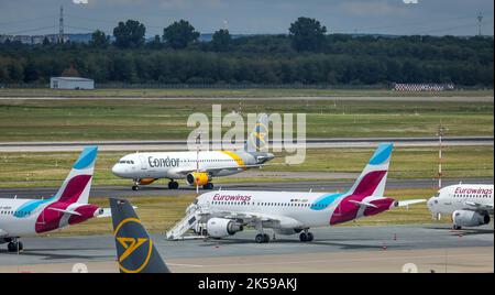 27.07.2022, Allemagne, Rhénanie-du-Nord-Westphalie, Düsseldorf - aéroport de Düsseldorf, avions des compagnies aériennes Eurowings et Condor en position de parking sur t Banque D'Images