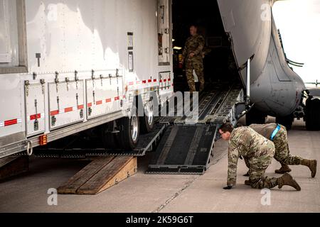BASE DE LA FORCE SPATIALE SCHRIEVER, Colorado -- des aviateurs de la Force aérienne des États-Unis et des Gauridiens de la Force spatiale chargent une station de contrôle de Constellation mobile à bord d'un C-17 à la base de la Force spatiale Peterson le mercredi 14 2022 septembre. L'unité est transportée à un lieu d'exploitation dans le cadre de l'opération de plusieurs jours du 4th Escadron des opérations spatiales de la base de la Force spatiale de Schriever afin de fournir une preuve de concept pour les missions à l'extérieur des États-Unis qui retournent le CMCM à la base de la Force spatiale de Schriever. La mission des 4th SOP est d'exploiter les communications militaires par satellite protégées et à large bande de la US Space Force Banque D'Images